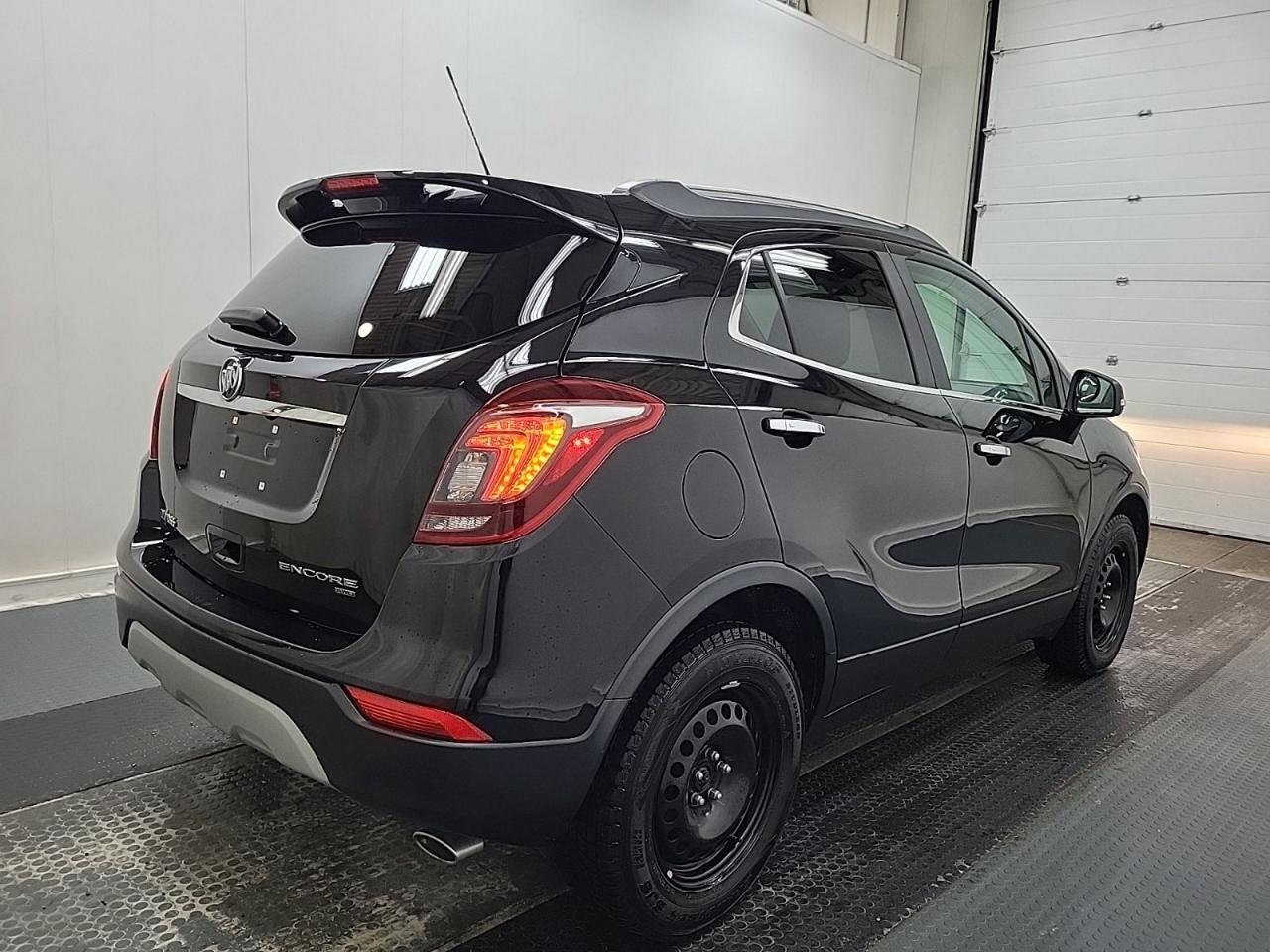 2019 Buick Encore Sport Touring AWD, LEATHER, SUNROOF, NAVIGATION! Photo3