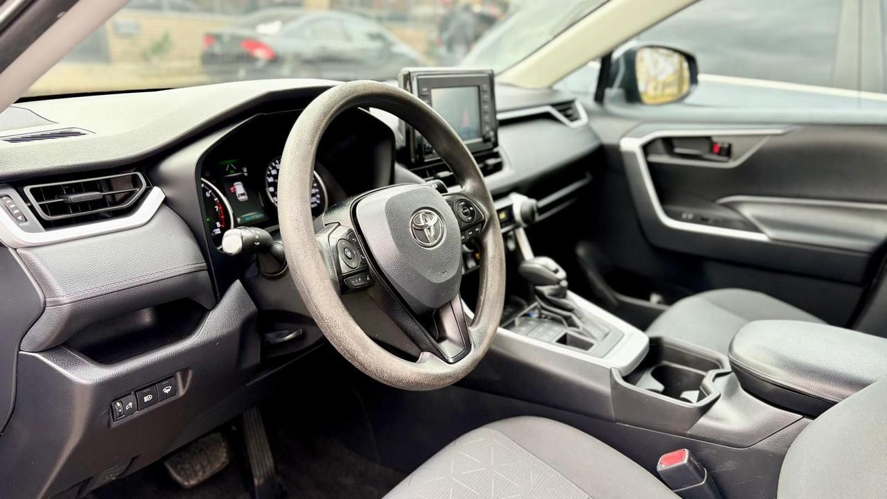 2021 Toyota RAV4 LE AWD Photo