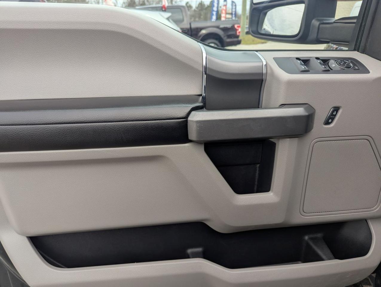 2015 Ford F-150 XLT CREW CAB XTR WITH 5.0L COYOTE V8!! Photo