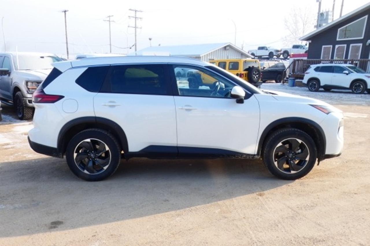 2024 Nissan Rogue SV AWD w/Moonroof, Htd cloth, BUC - Photo #5