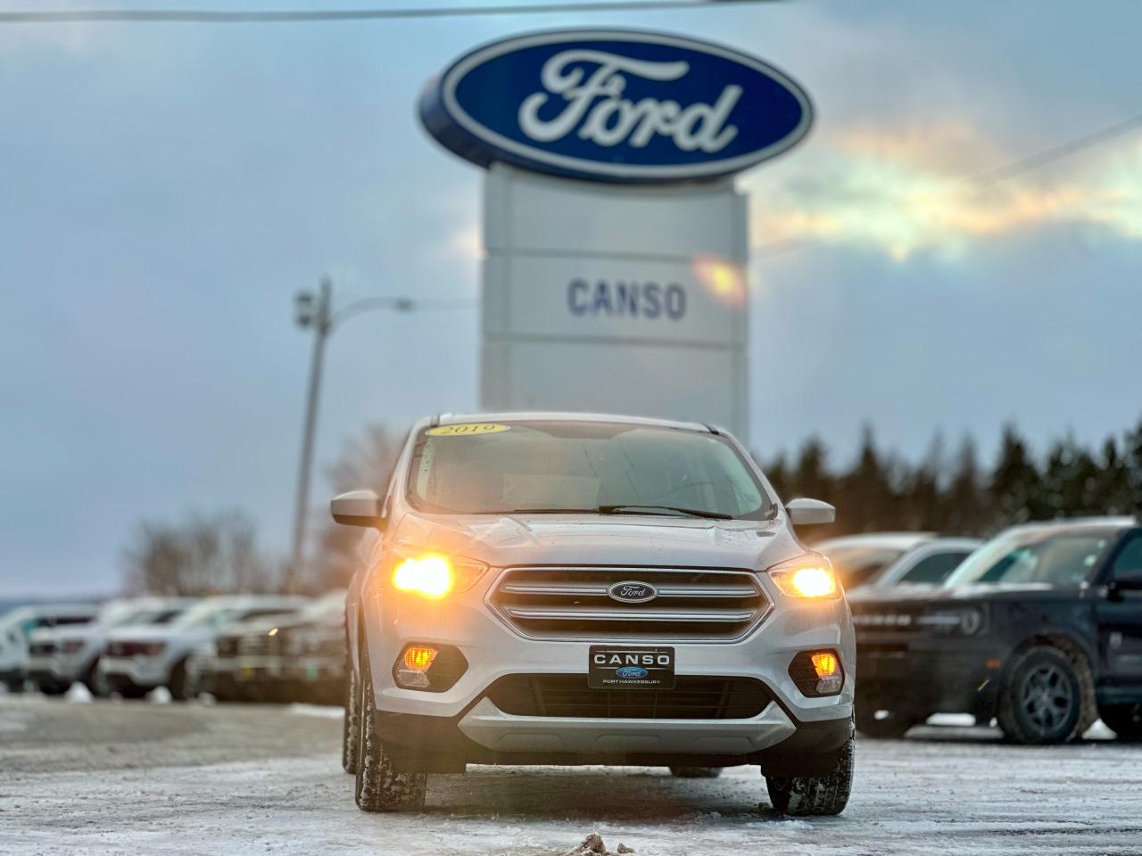 2019 Ford Escape SE AWD W/ONE OWNER/NEW TIRES Photo1