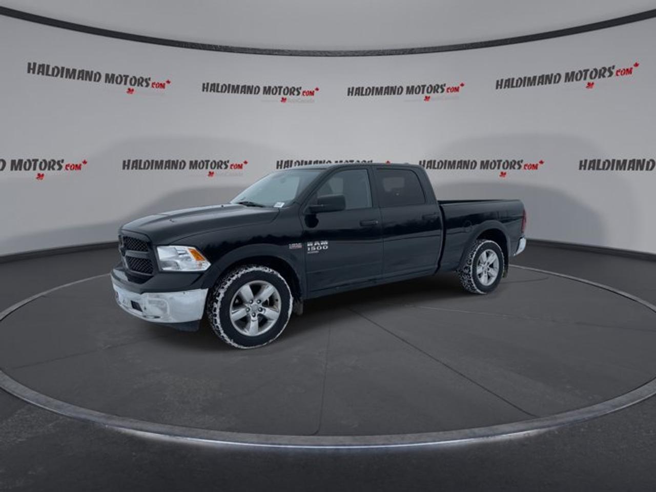 2019 RAM 1500 Classic SXT Crew Cab 5'7 Box 4x4 Photo3