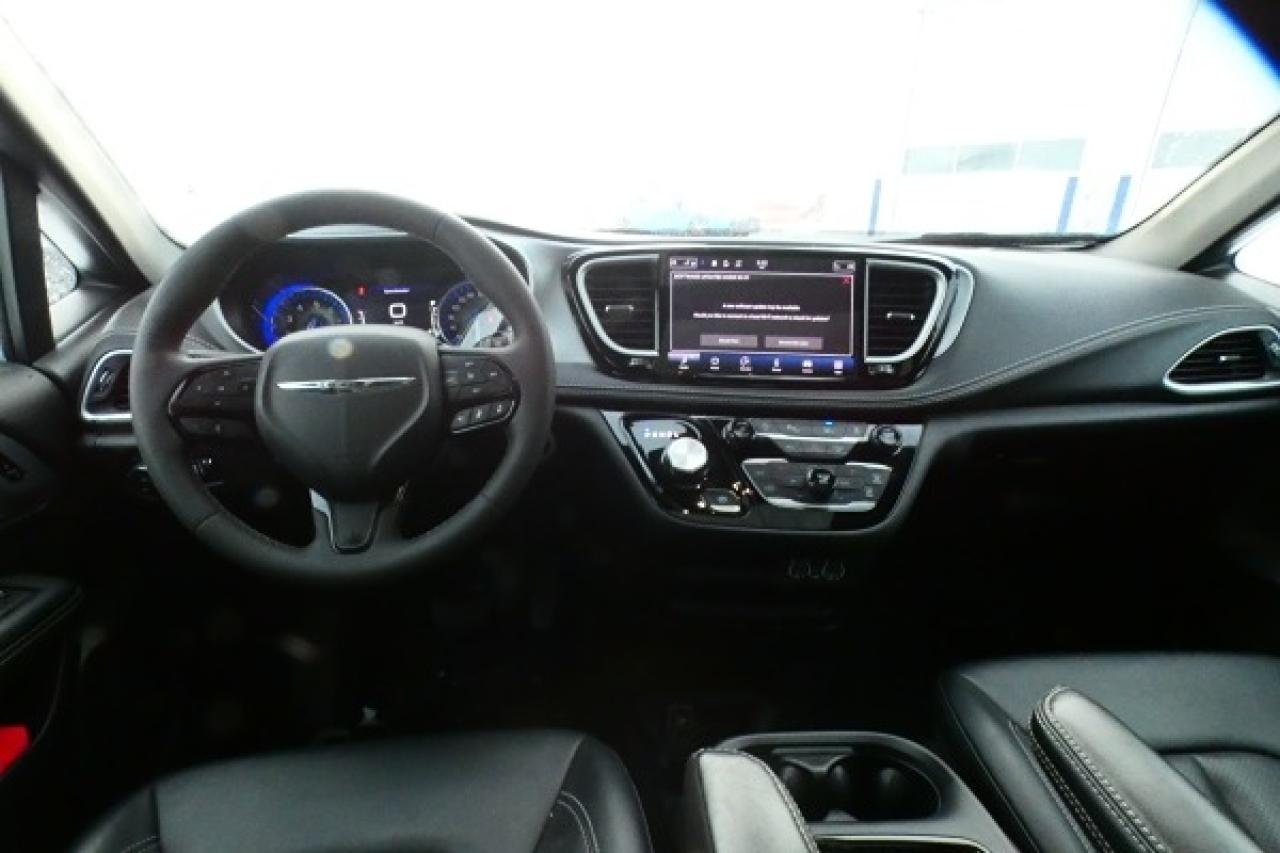 2024 Chrysler Pacifica Touring-L FWD w/Htd Leather, pano S/R, BUC - Photo #12