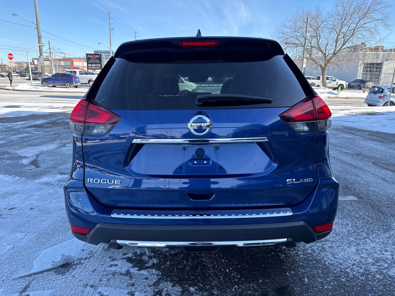 2017 Nissan Rogue SL Platinum Photo