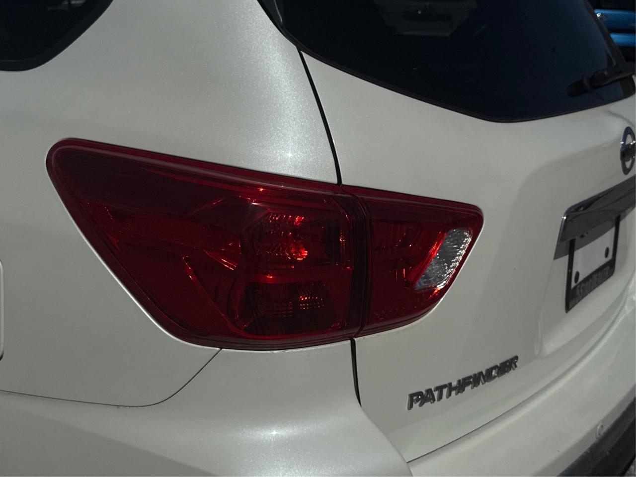 2017 Nissan Pathfinder SL NAV LEATHER SUNROOF! WE FINANCE ALL CREDIT! Photo