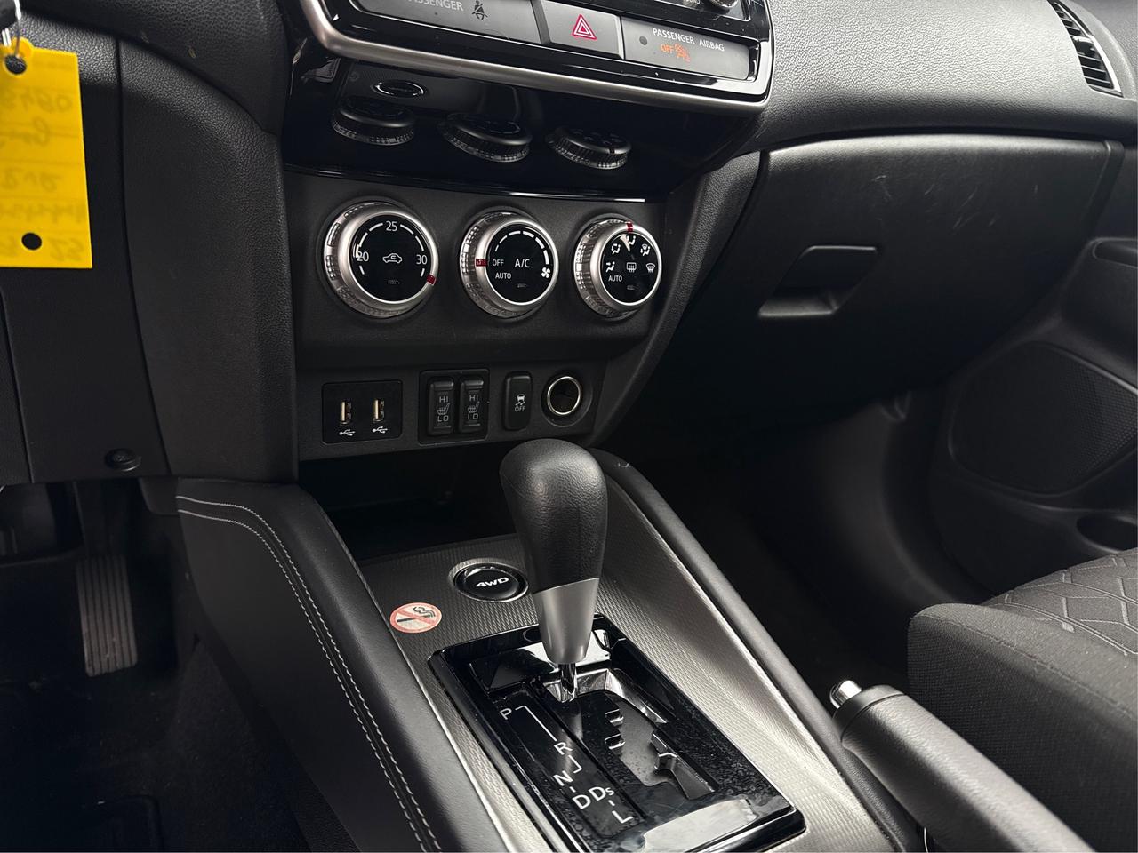 2023 Mitsubishi RVR AWD HEATED SEATS MINT WE FINANCE ALL CREDIT! Photo