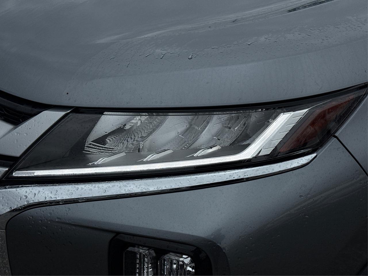 2023 Mitsubishi RVR AWD HEATED SEATS MINT WE FINANCE ALL CREDIT! Photo