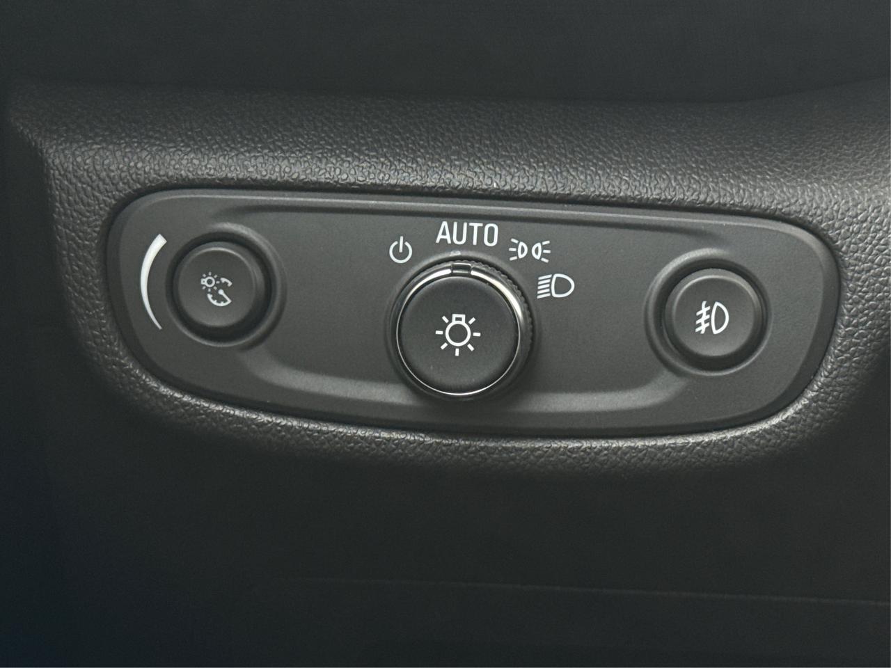 2022 Chevrolet TrailBlazer AWD HEATED SEATS REMOTE START WE FINANCE ALL CREDT Photo