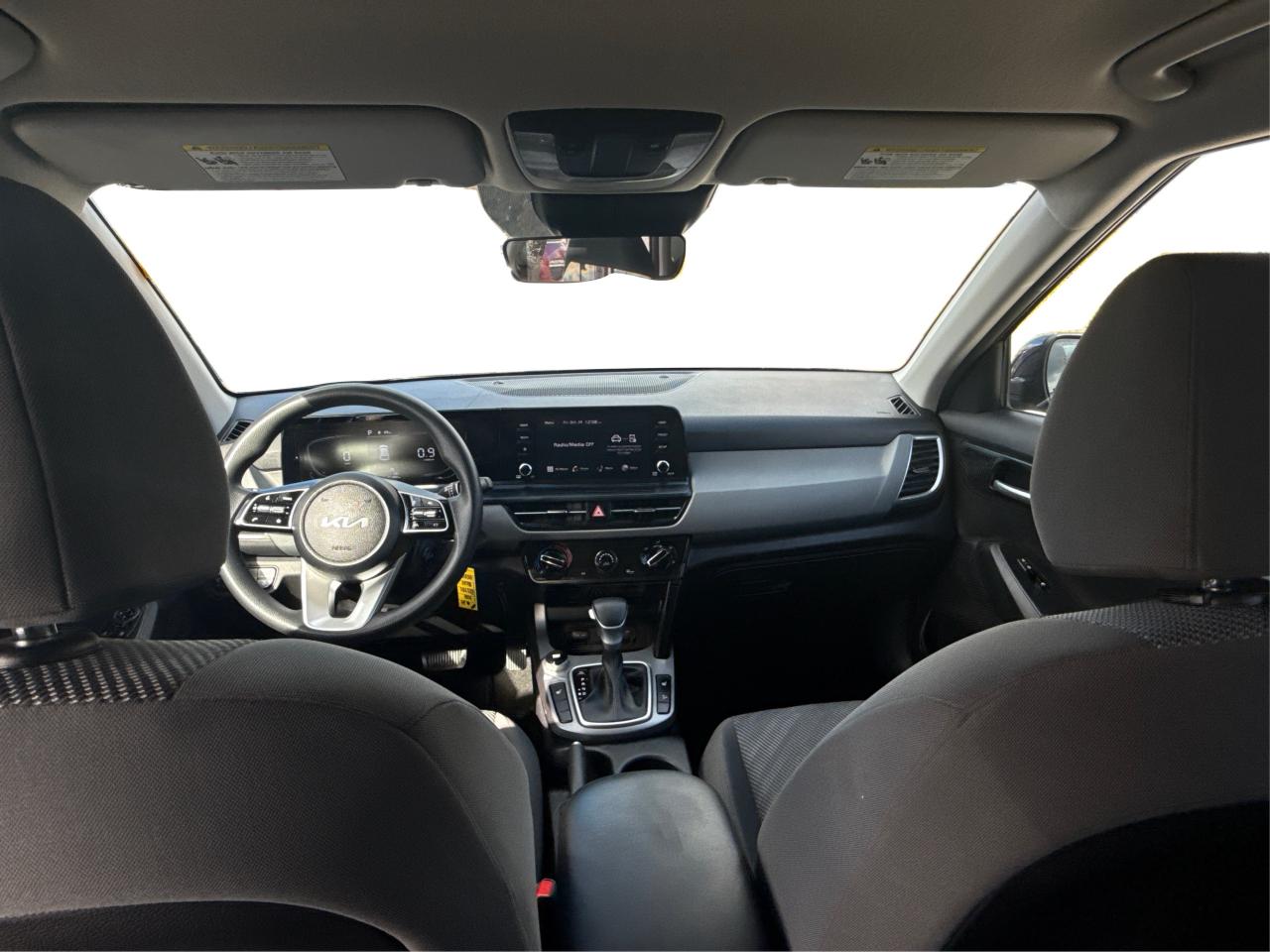 2024 Kia Seltos HEATED SEATS REAR CAM MINT! WE FINANCE ALL CREDIT! Photo