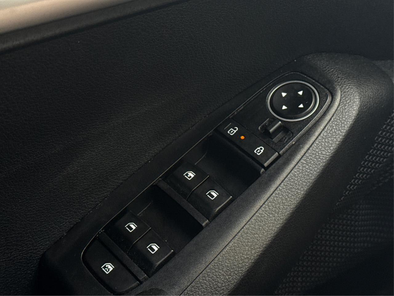 2024 Kia Seltos HEATED SEATS REAR CAM MINT! WE FINANCE ALL CREDIT! Photo