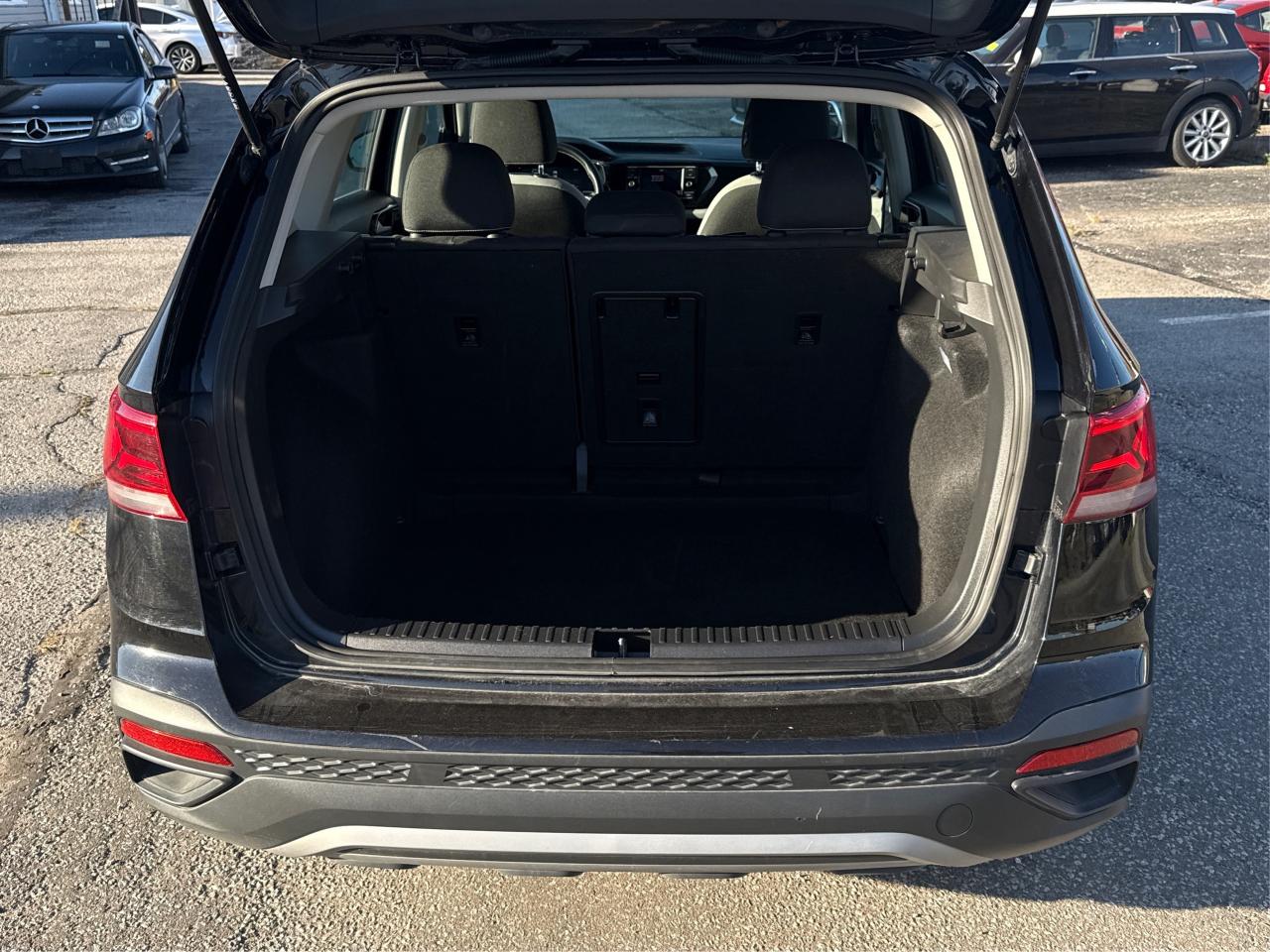 2024 Volkswagen Taos Trendline HEATED SEATS LOW KM WE FINANCE ALL CREDT Photo