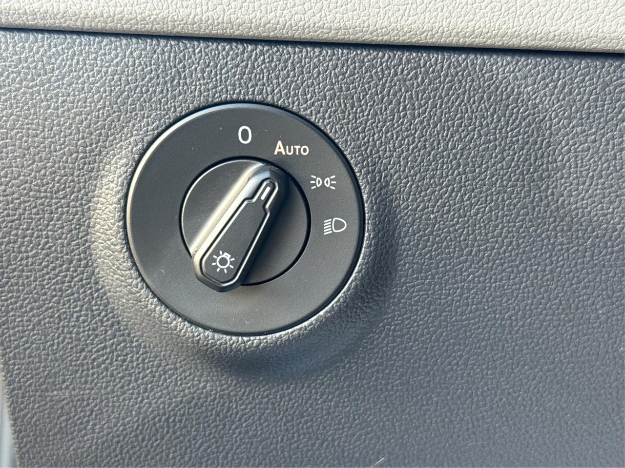 2024 Volkswagen Taos Trendline HEATED SEATS LOW KM WE FINANCE ALL CREDT Photo