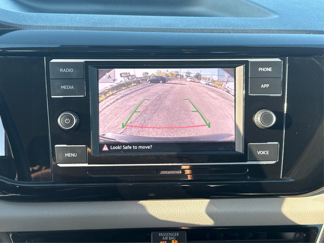 2024 Volkswagen Taos Trendline HEATED SEATS LOW KM WE FINANCE ALL CREDT Photo