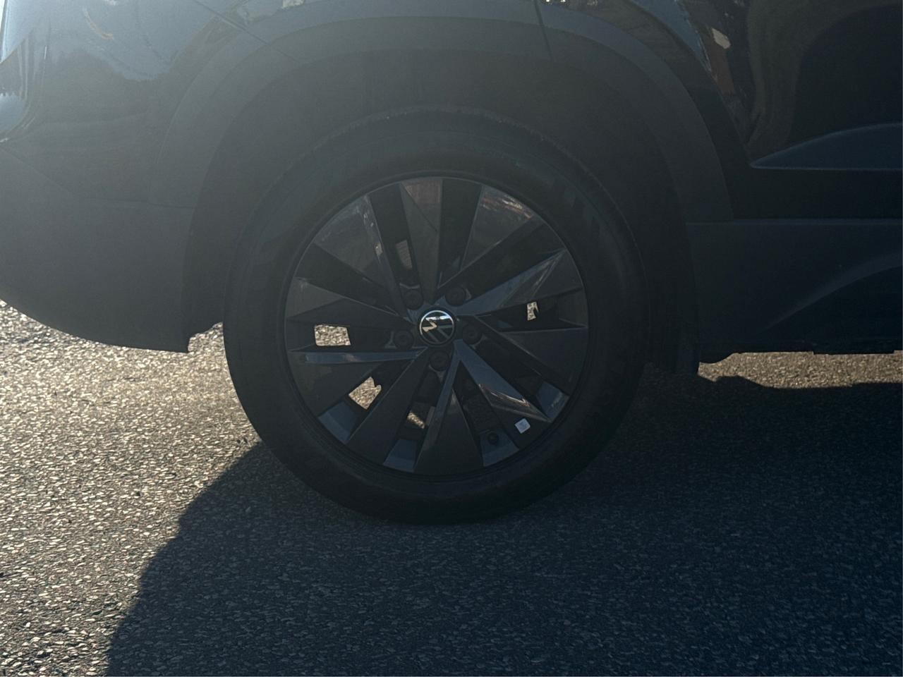 2024 Volkswagen Taos Trendline HEATED SEATS LOW KM WE FINANCE ALL CREDT Photo