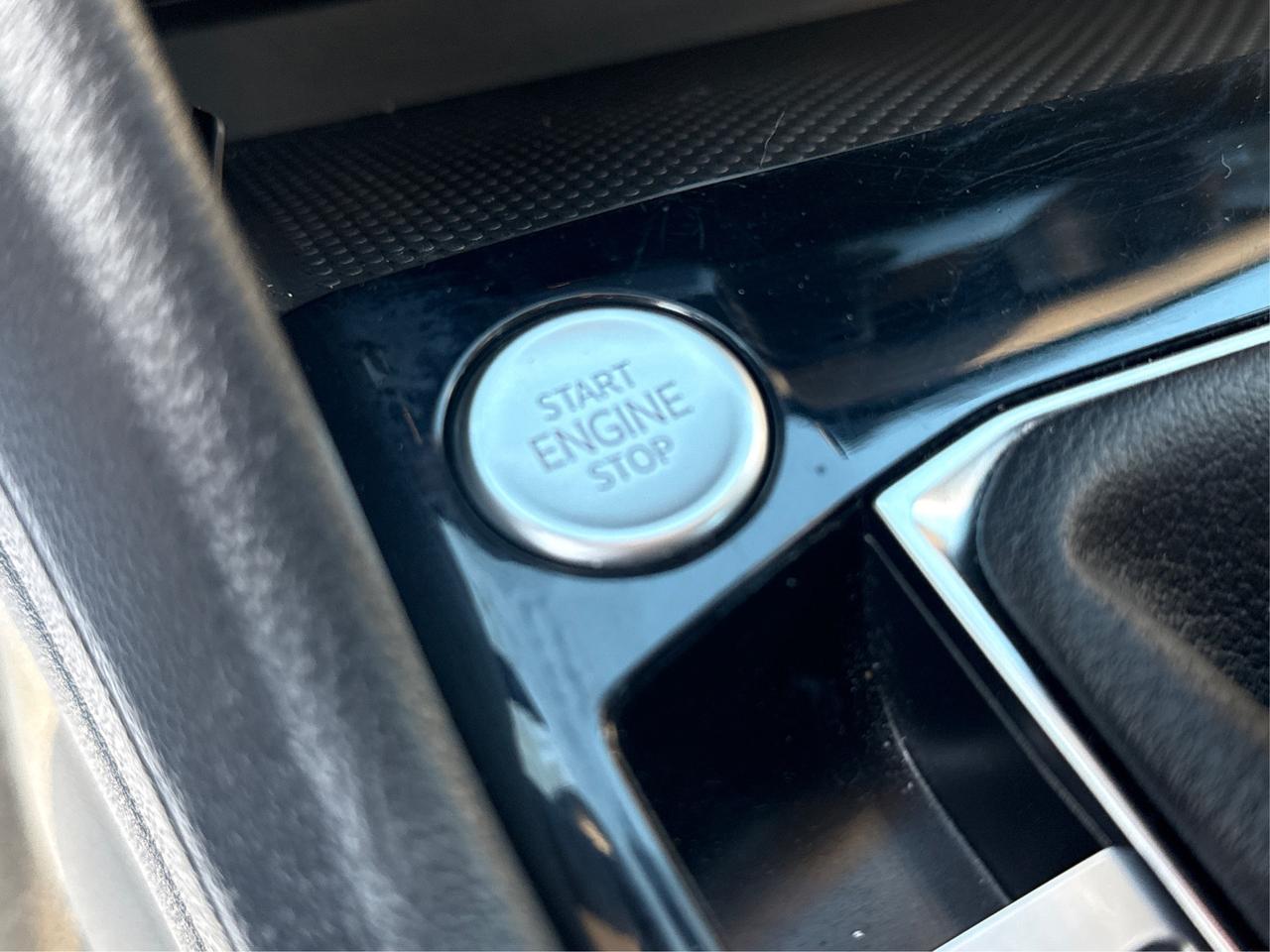 2024 Volkswagen Taos Trendline HEATED SEATS LOW KM WE FINANCE ALL CREDT Photo