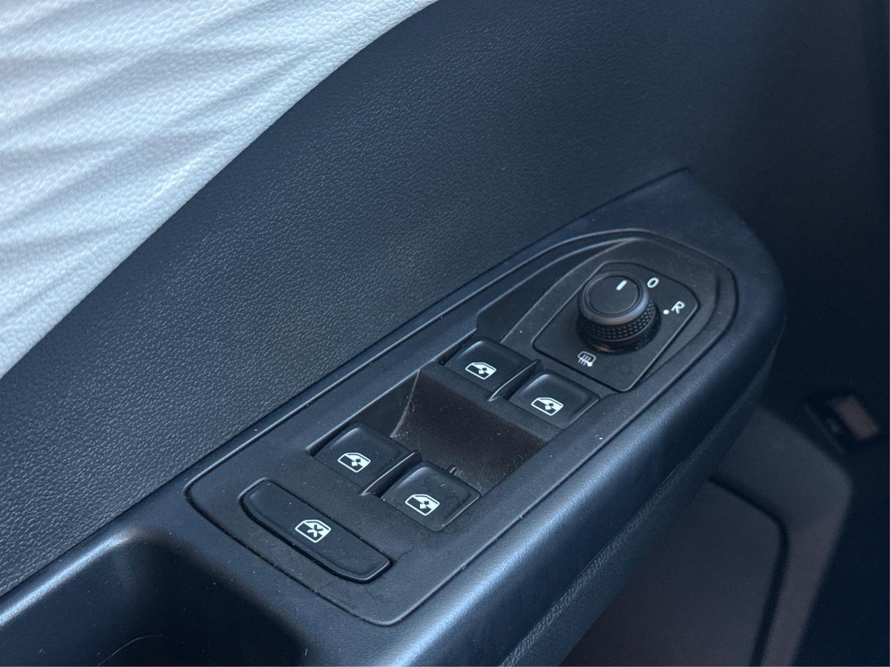 2024 Volkswagen Taos Trendline HEATED SEATS LOW KM WE FINANCE ALL CREDT Photo