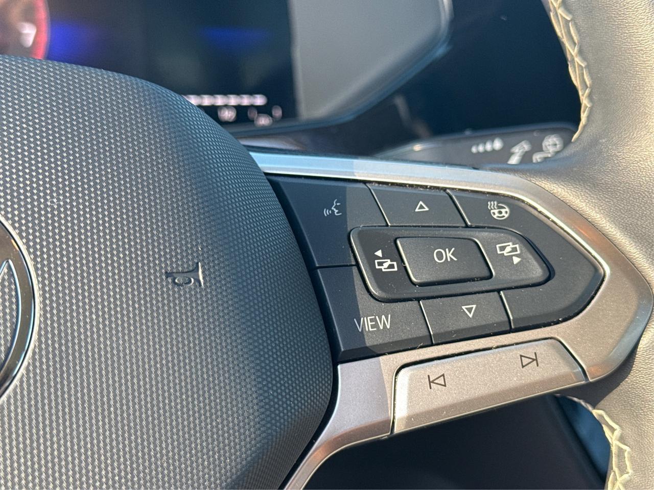 2024 Volkswagen Taos Trendline HEATED SEATS LOW KM WE FINANCE ALL CREDT Photo