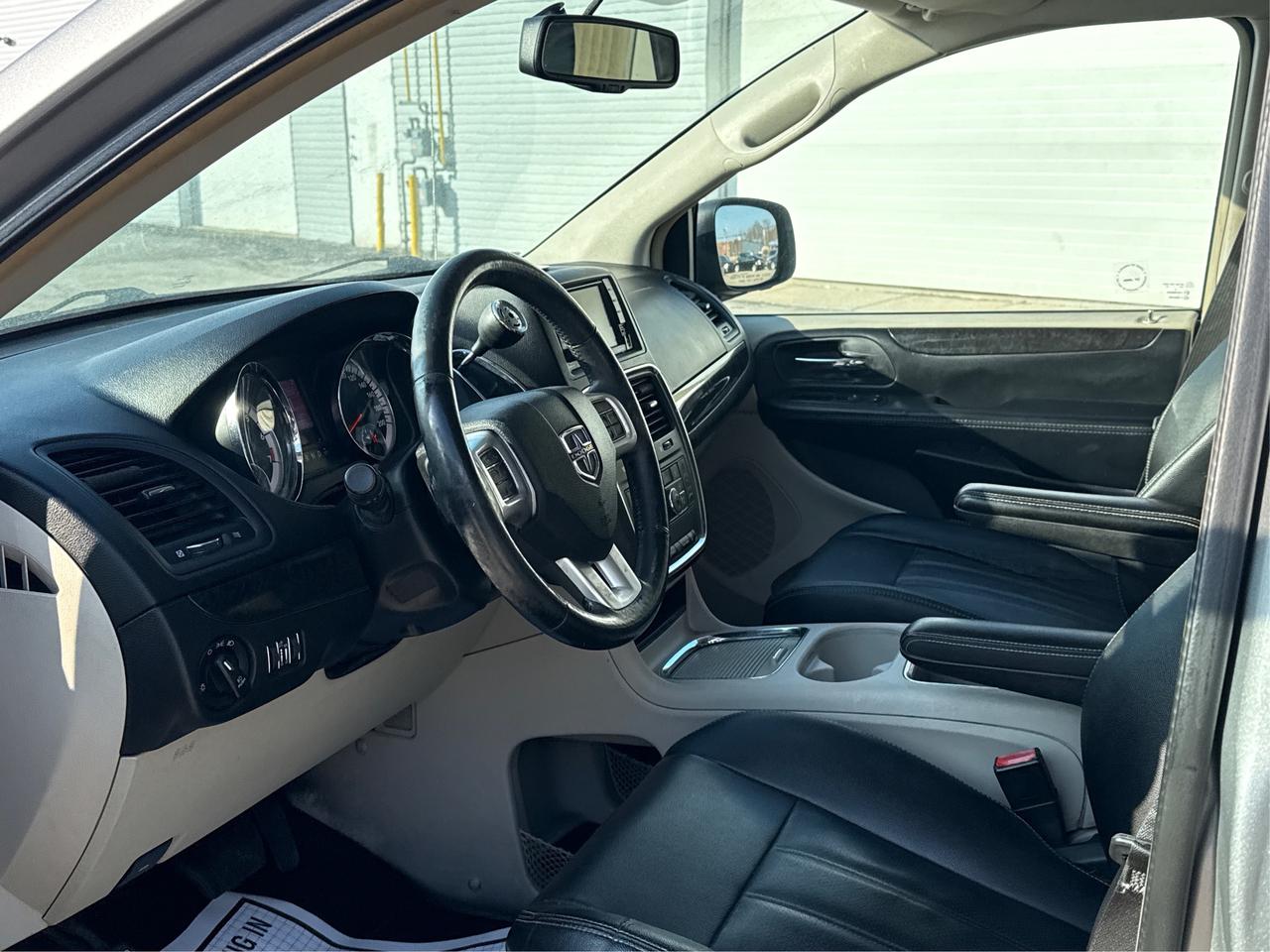 2017 Dodge Grand Caravan NAV LEATHER SUNROOF LOADED! WE FINANCE ALL CREDIT Photo