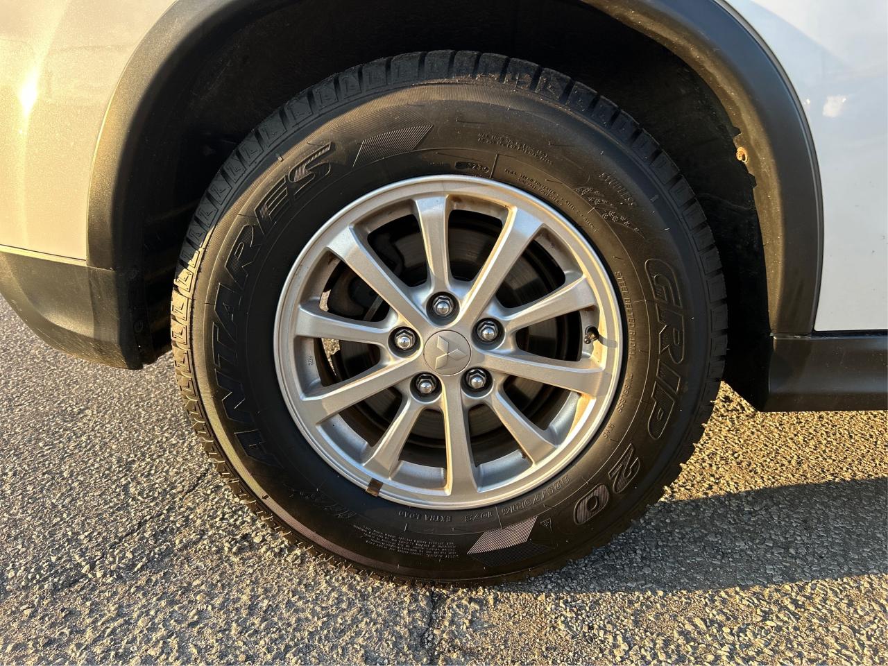 2018 Mitsubishi RVR AWD R-CAM LOADED CLEAN! WE FINANCE ALL CREDIT! Photo