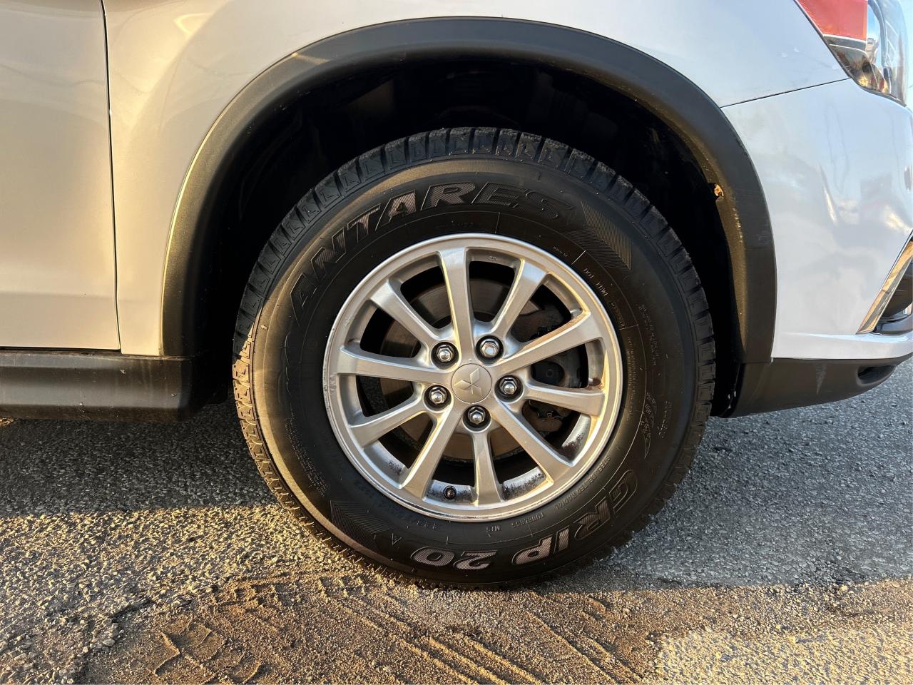 2018 Mitsubishi RVR AWD R-CAM LOADED CLEAN! WE FINANCE ALL CREDIT! Photo