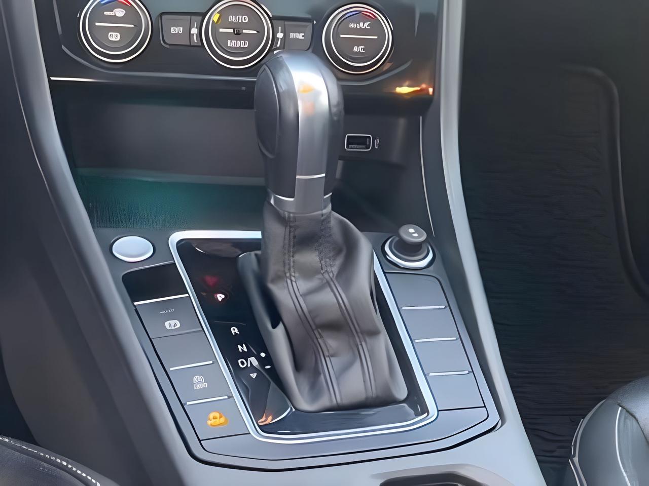 2019 Volkswagen Jetta Execline Auto NAV LEATHER ROOF WE FINANCE ALL CRED Photo