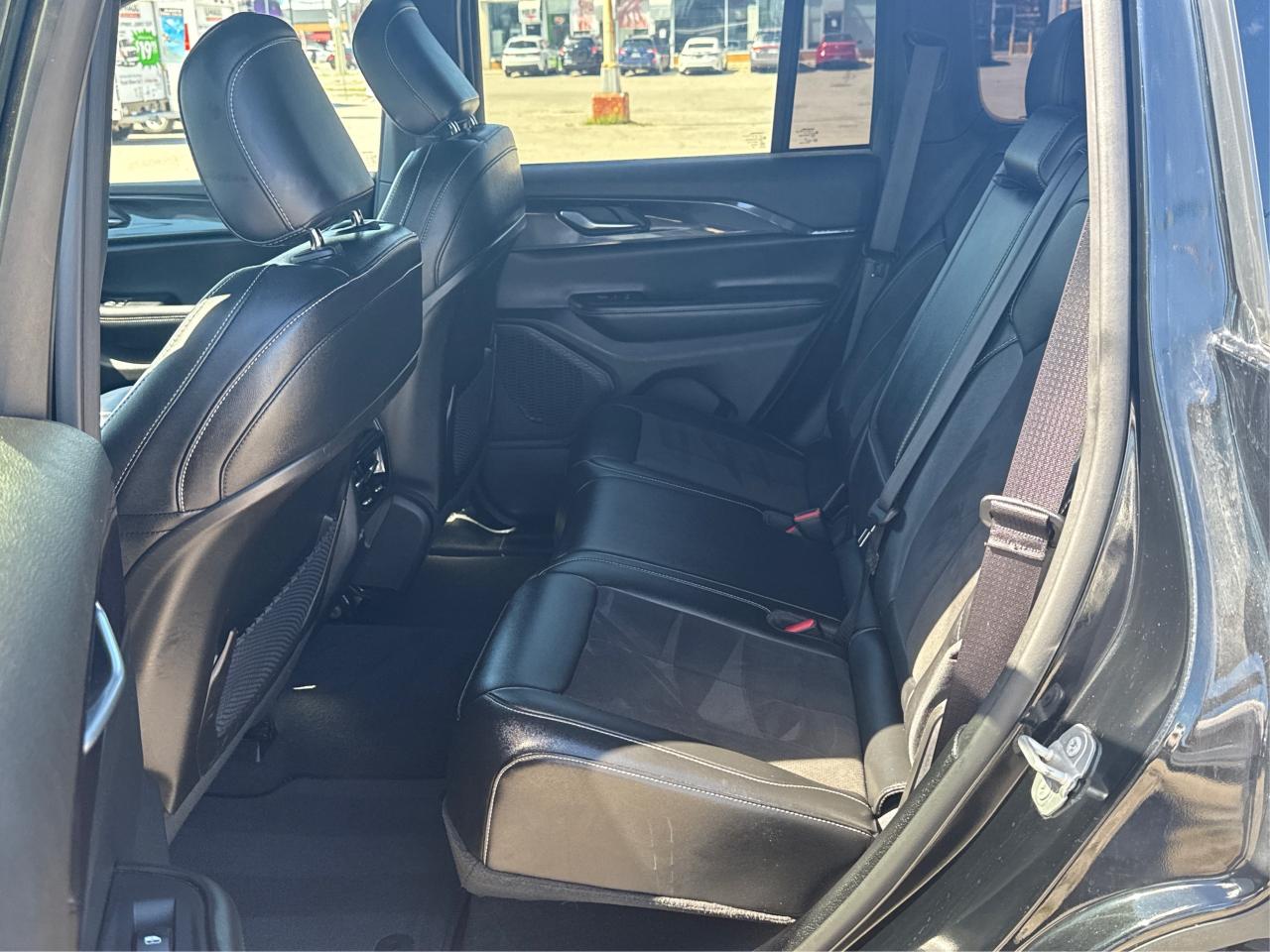 2023 Jeep Grand Cherokee LEATHER SUEDE HEATED SEATS LOADED WE FINANCE ALL! Photo