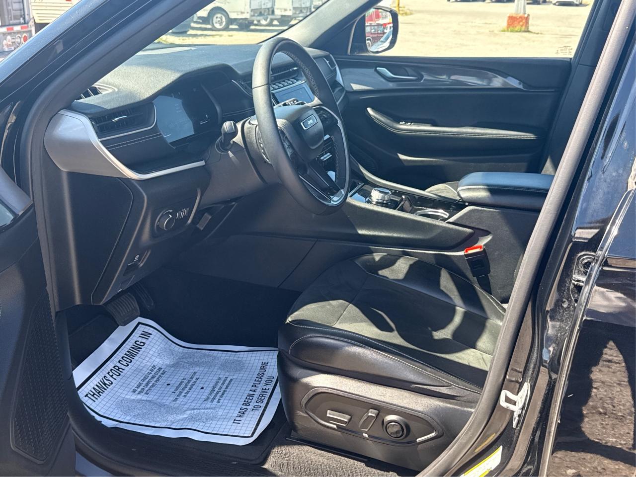 2023 Jeep Grand Cherokee LEATHER SUEDE HEATED SEATS LOADED WE FINANCE ALL! Photo