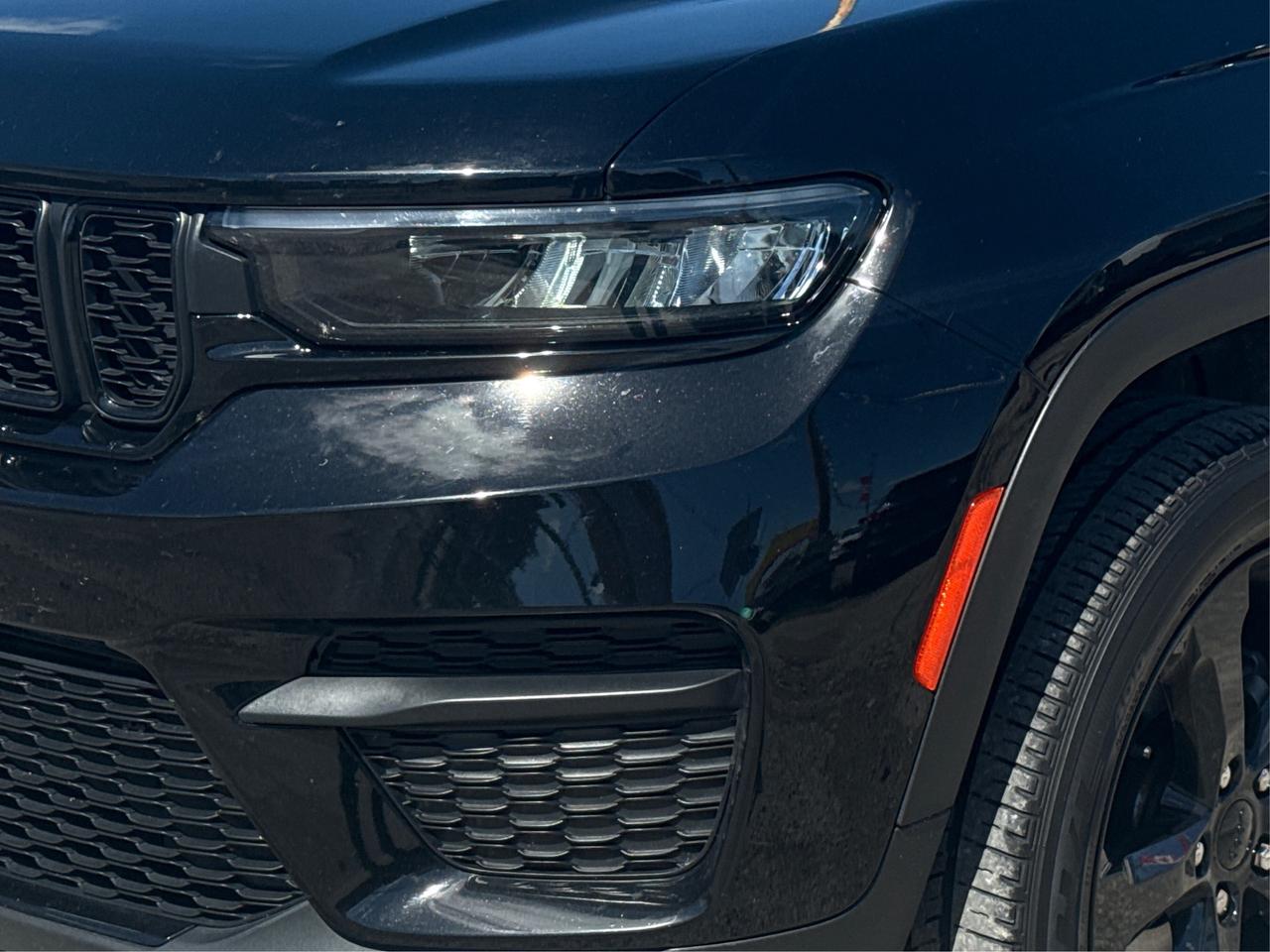 2023 Jeep Grand Cherokee LEATHER SUEDE HEATED SEATS LOADED WE FINANCE ALL! Photo