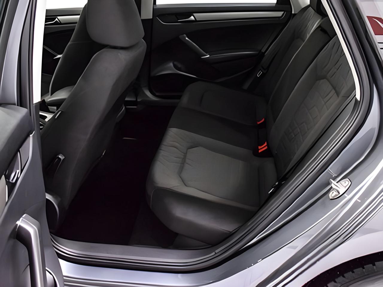 2020 Volkswagen Passat Comfortline EXCELLENT CONDITION WE FINANCE ALL CR. Photo