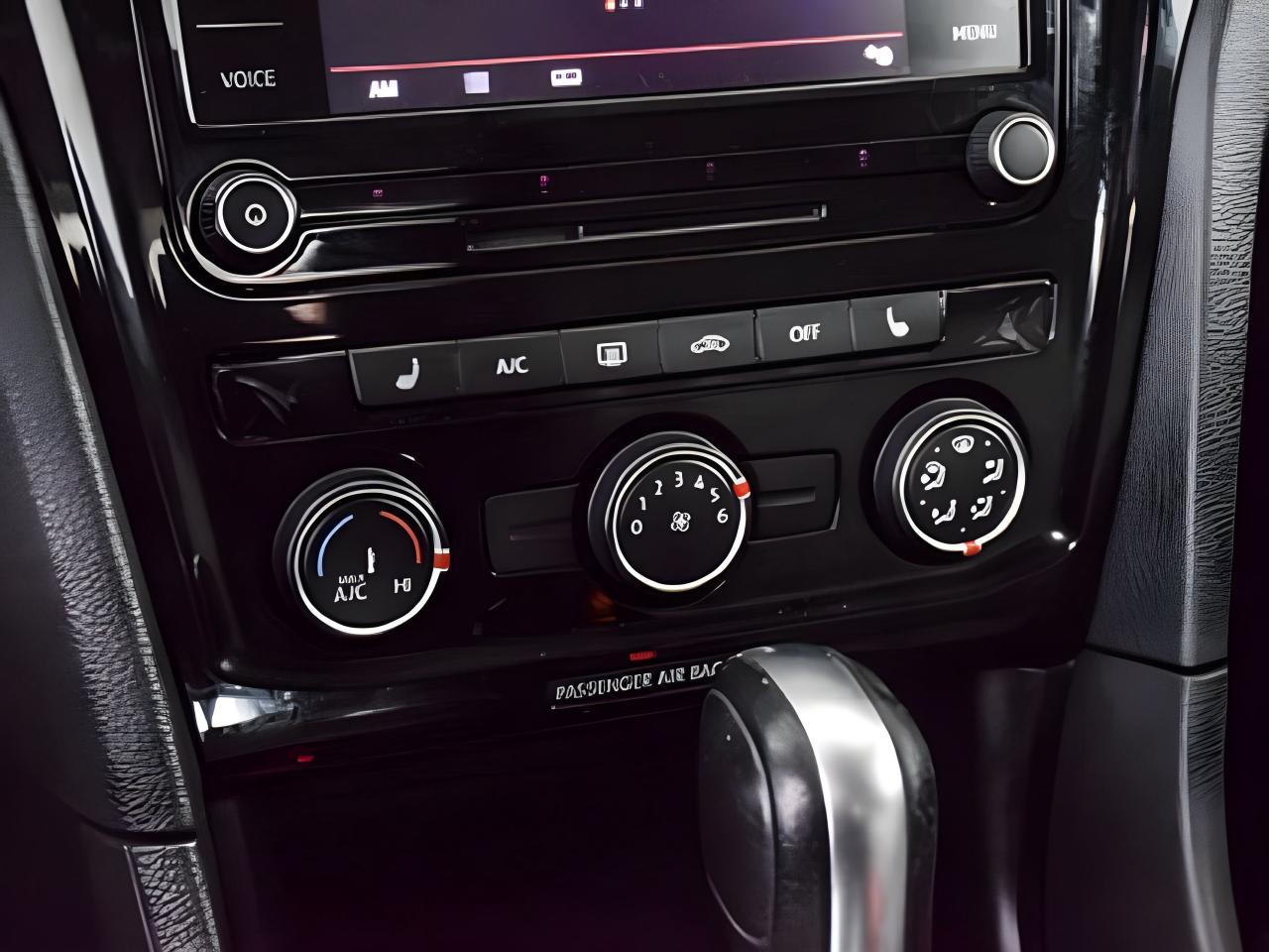 2020 Volkswagen Passat Comfortline EXCELLENT CONDITION WE FINANCE ALL CR. Photo