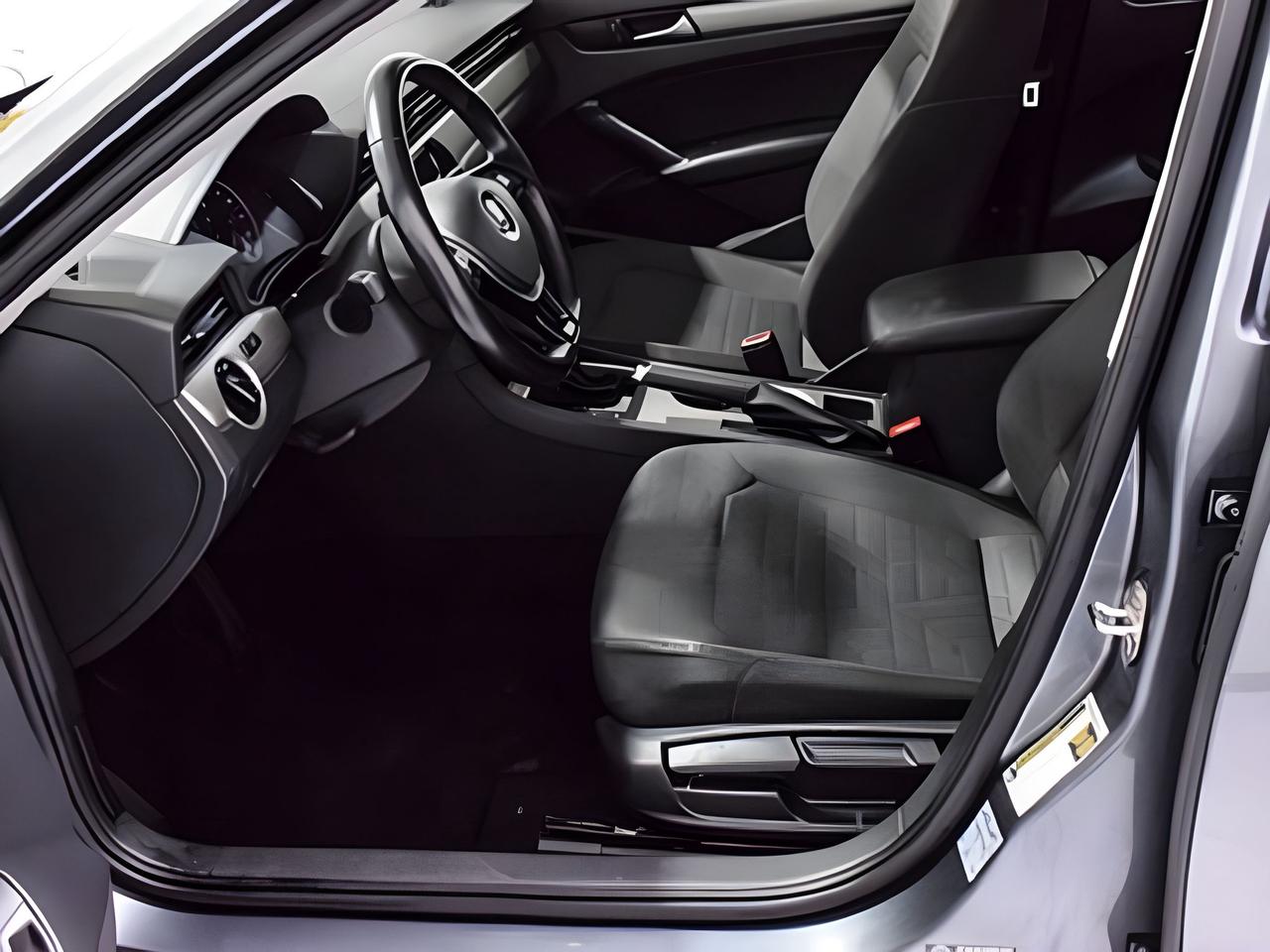 2020 Volkswagen Passat Comfortline EXCELLENT CONDITION WE FINANCE ALL CR. Photo