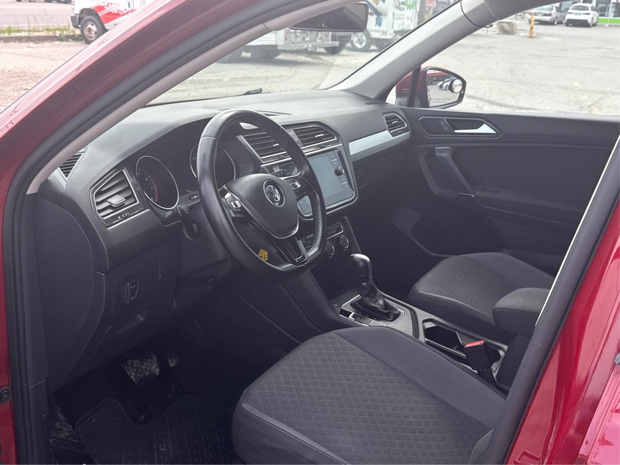 2018 Volkswagen Tiguan Trendline NAV HEATED SEATS WE FINANCE ALL CREDIT! Photo