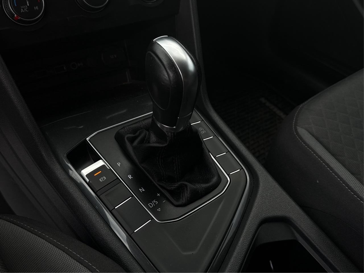 2018 Volkswagen Tiguan Trendline NAV HEATED SEATS WE FINANCE ALL CREDIT! Photo