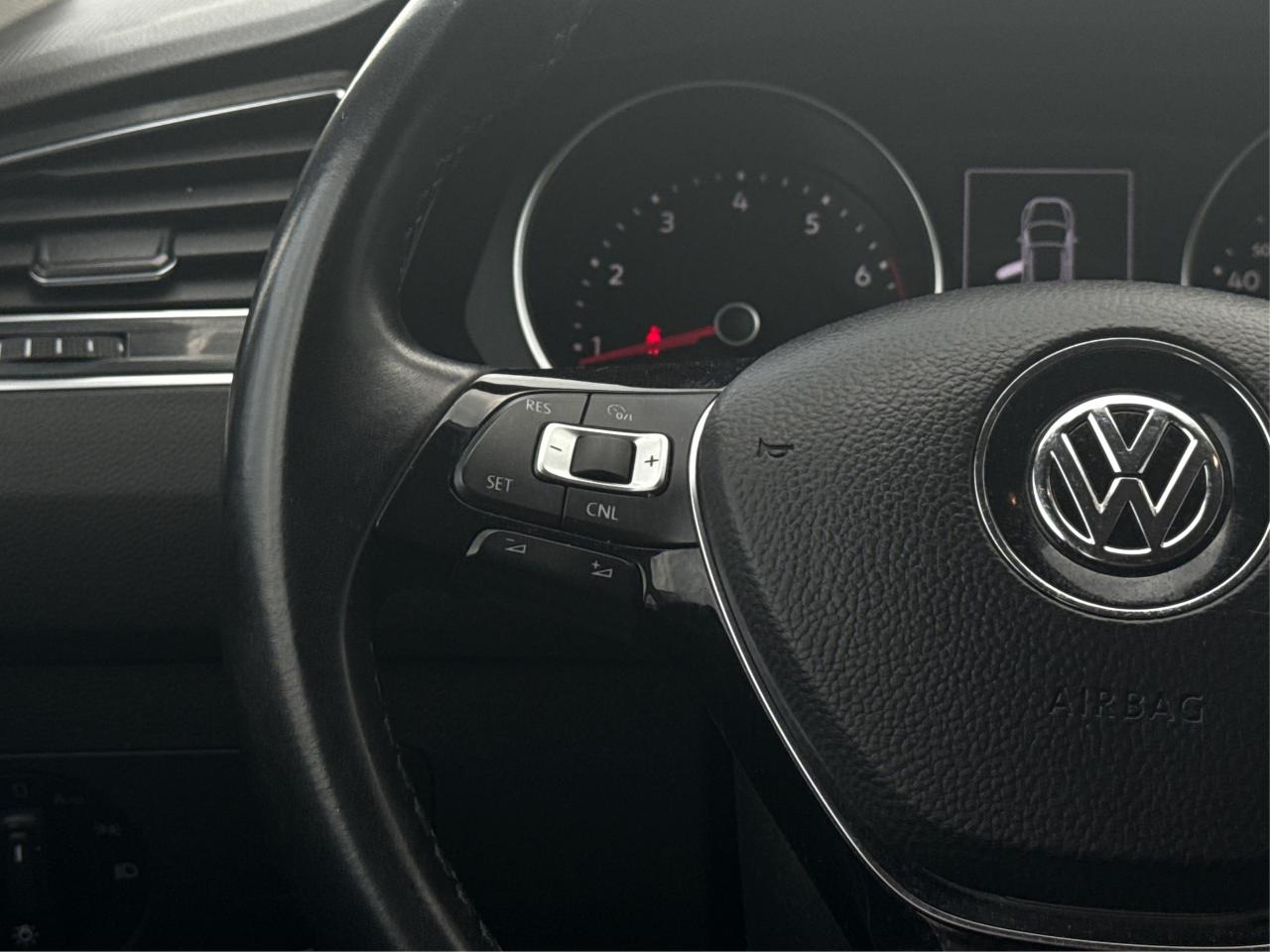 2018 Volkswagen Tiguan Trendline NAV HEATED SEATS WE FINANCE ALL CREDIT! Photo