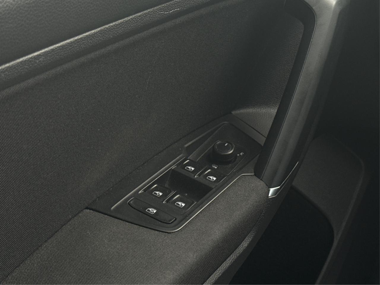 2018 Volkswagen Tiguan Trendline NAV HEATED SEATS WE FINANCE ALL CREDIT! Photo