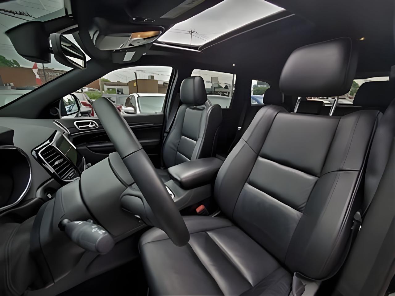 2019 Jeep Grand Cherokee NAV LEATHER PANO ROOF MINT! WE FINANCE ALL CREDIT! Photo