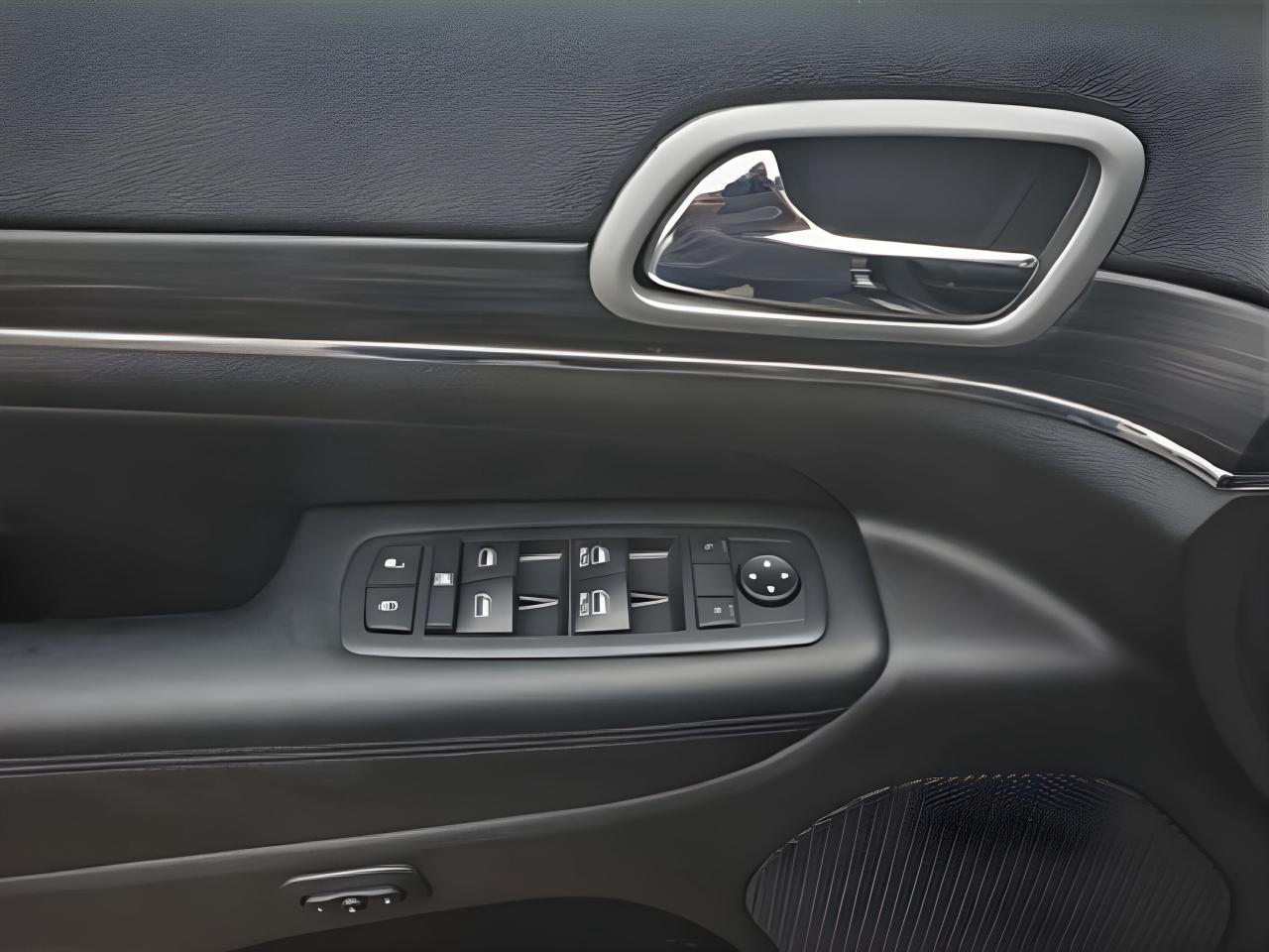 2019 Jeep Grand Cherokee NAV LEATHER PANO ROOF MINT! WE FINANCE ALL CREDIT! Photo