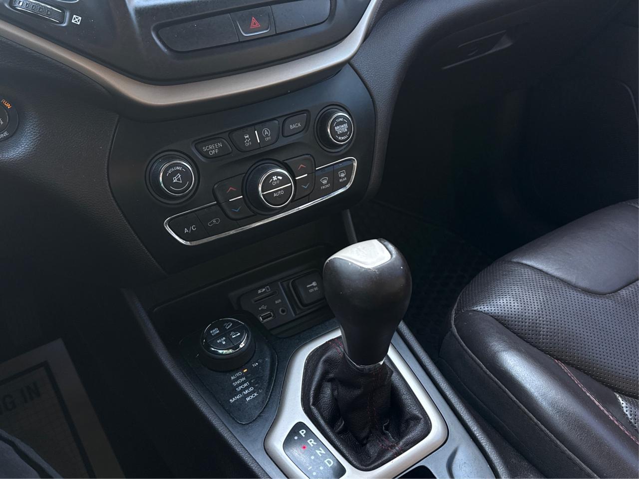 2016 Jeep Cherokee NAV LEATHER SUNROOF LOADED! WE FINANCE ALL CREDIT Photo