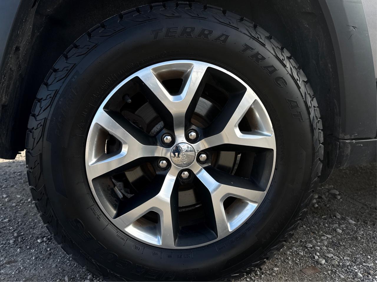 2016 Jeep Cherokee NAV LEATHER SUNROOF LOADED! WE FINANCE ALL CREDIT Photo