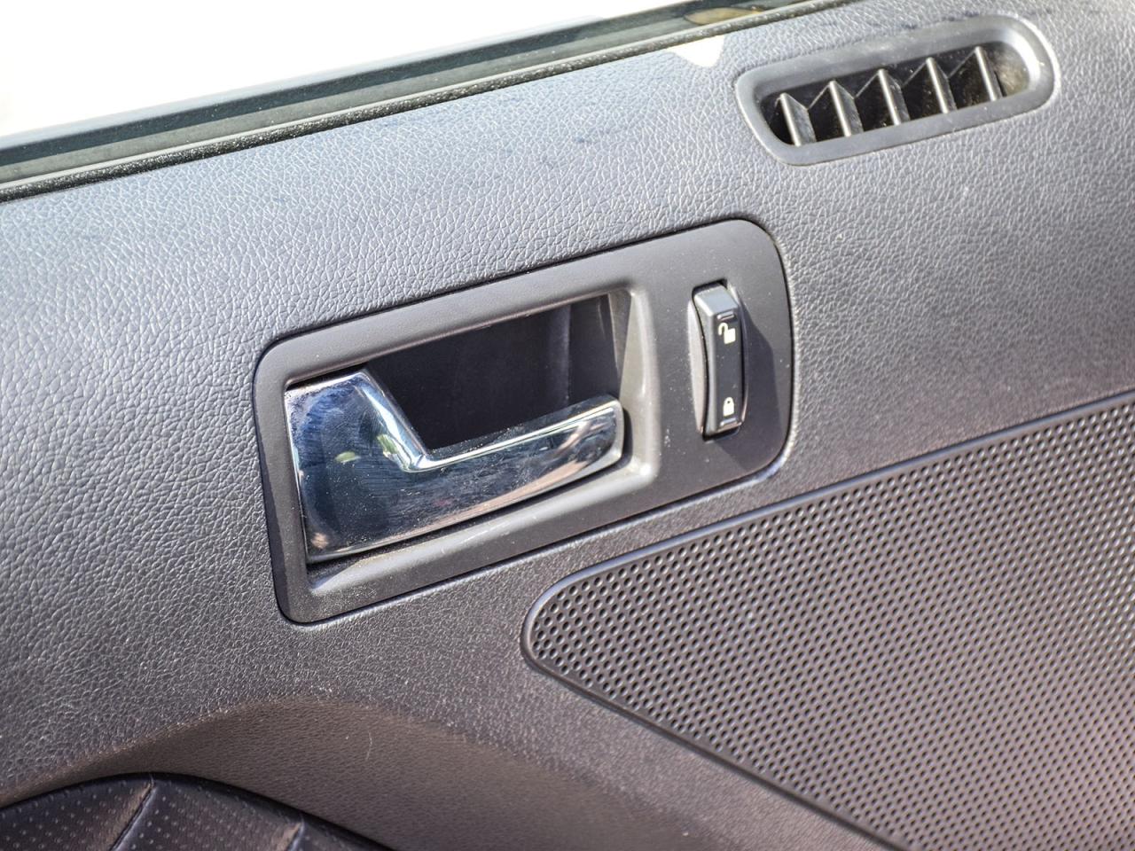 2014 Ford Mustang V6 EXCELLENT CONDITION MINT WE FINANCE ALL CREDIT Photo