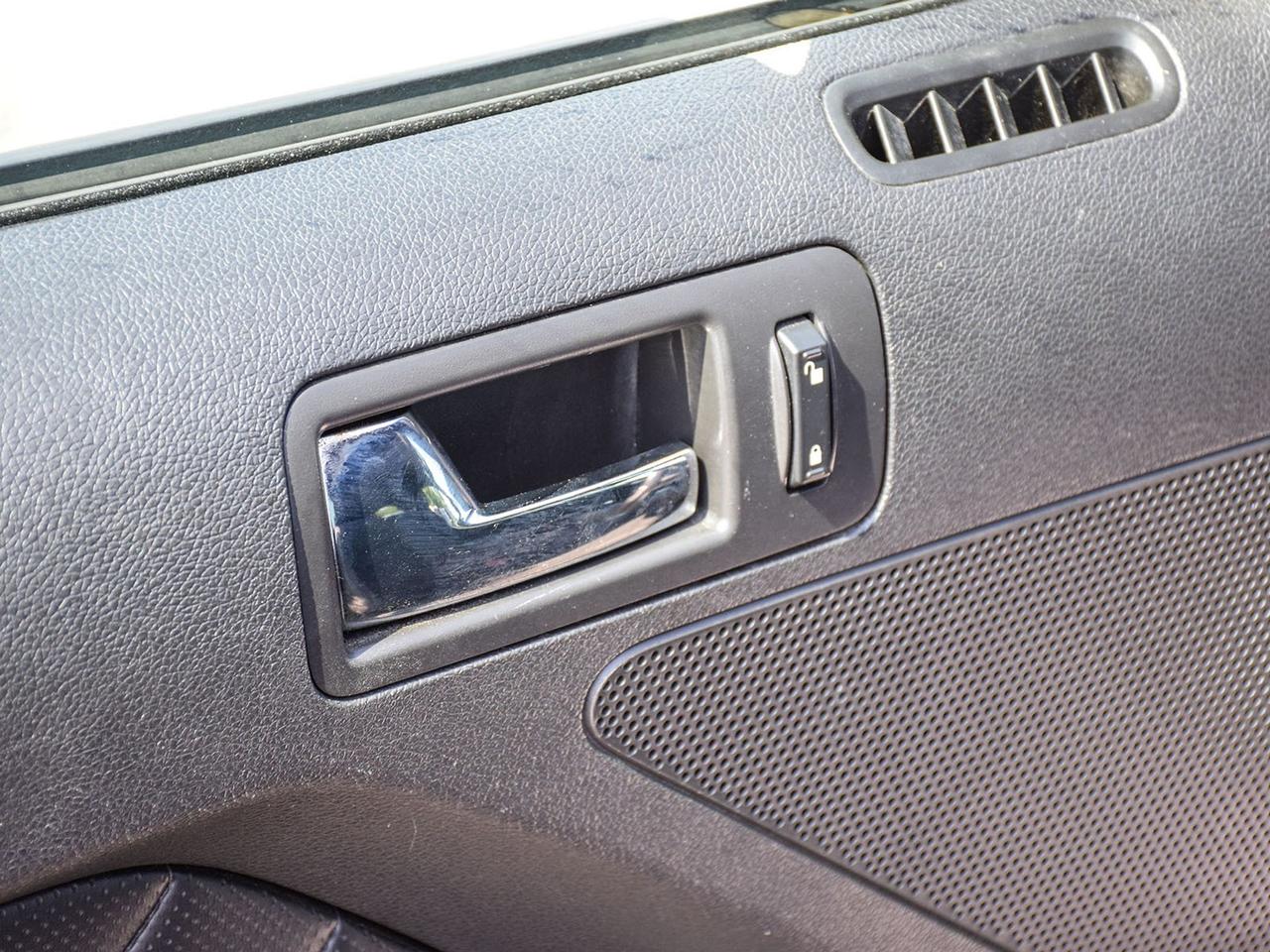 2014 Ford Mustang V6 EXCELLENT CONDITION MINT WE FINANCE ALL CREDIT Photo