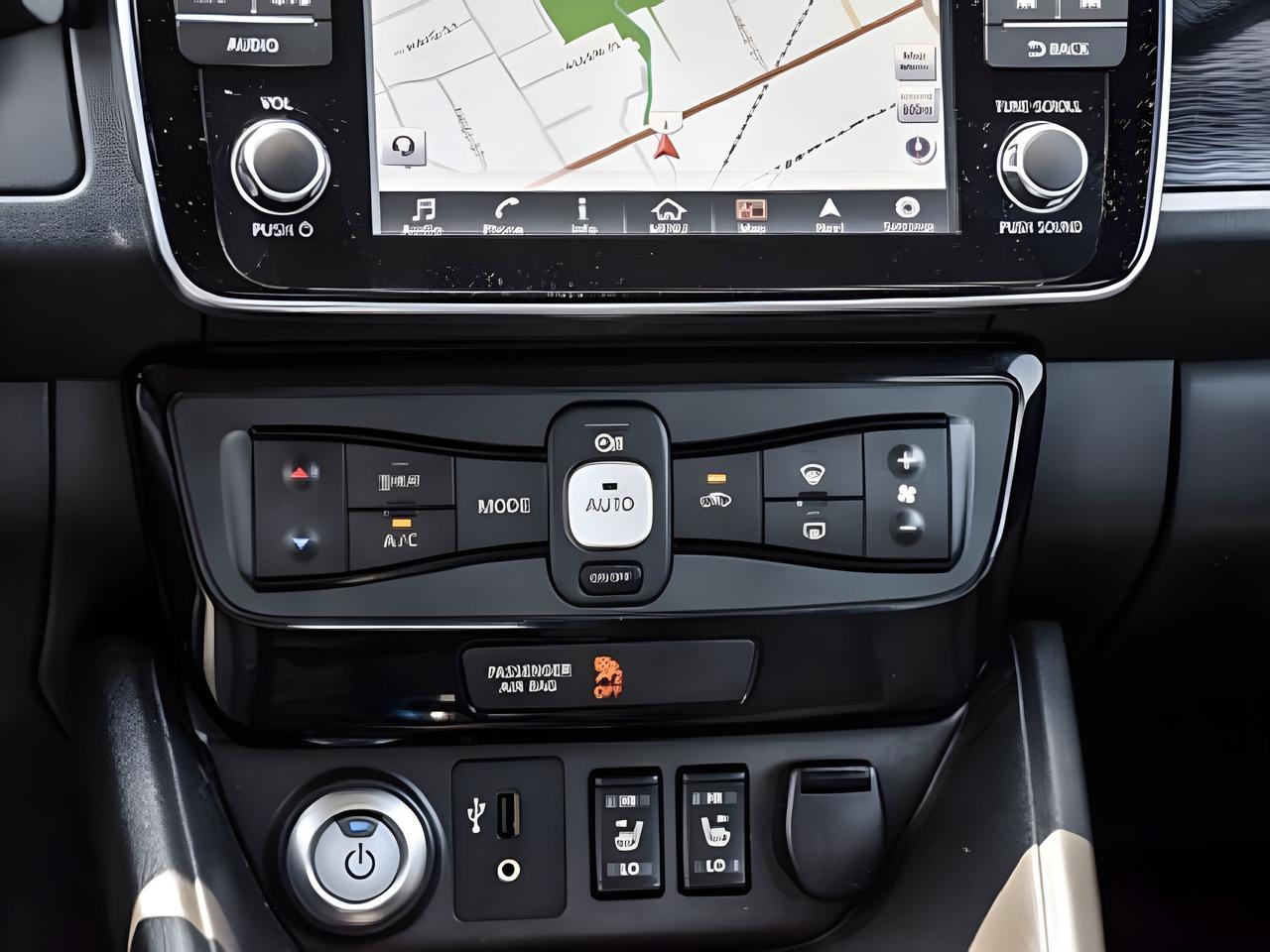 2018 Nissan Leaf CERTIFIED  NAV LEATHER MINT! WE FINANCE ALL CREDIT Photo