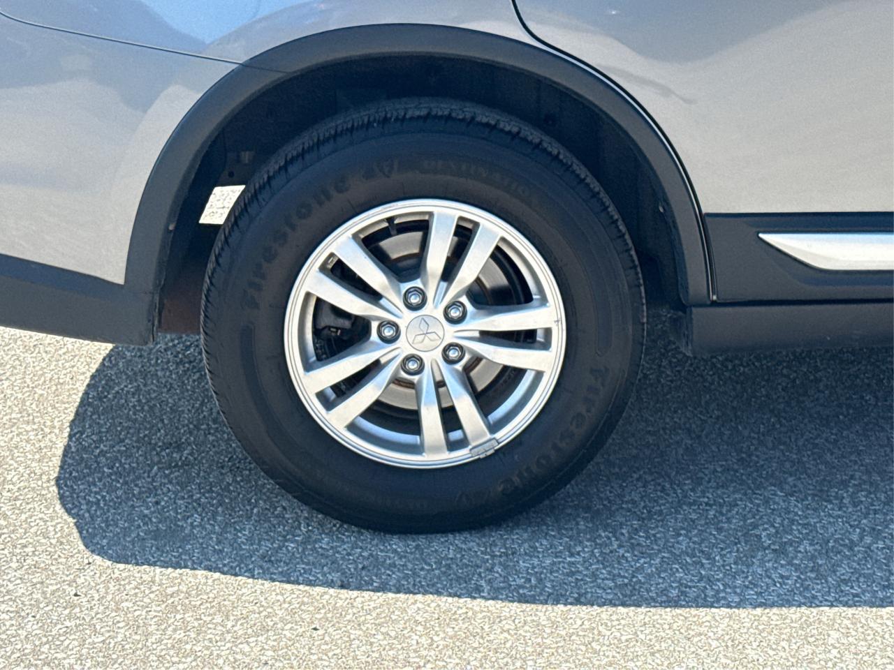 2019 Mitsubishi Outlander ES AWD REAR CAM MINT! WE FINANCE ALL CREDIT! Photo