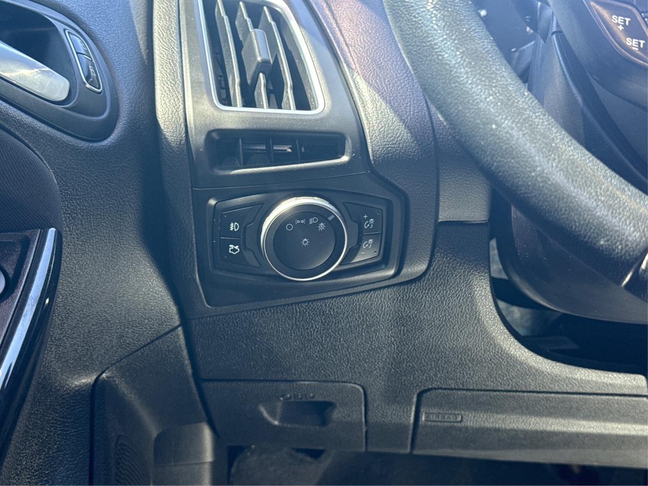 2016 Ford Focus LEATHER SUNROOF MINT! WE FINANCE ALL CREDIT! Photo