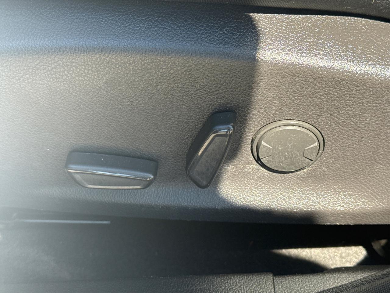 2016 Ford Focus LEATHER SUNROOF MINT! WE FINANCE ALL CREDIT! Photo