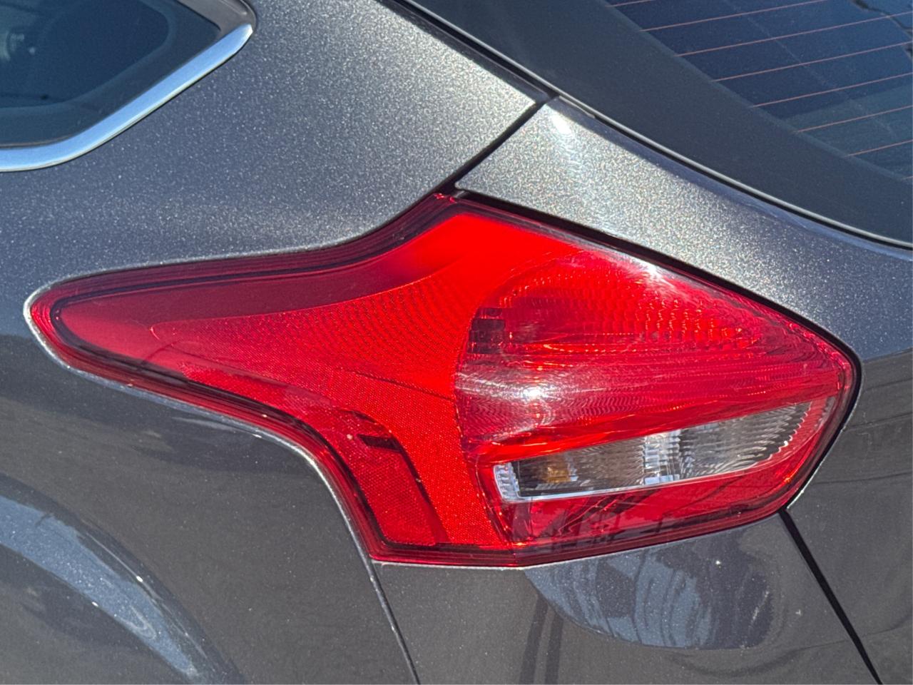 2016 Ford Focus LEATHER SUNROOF MINT! WE FINANCE ALL CREDIT! Photo