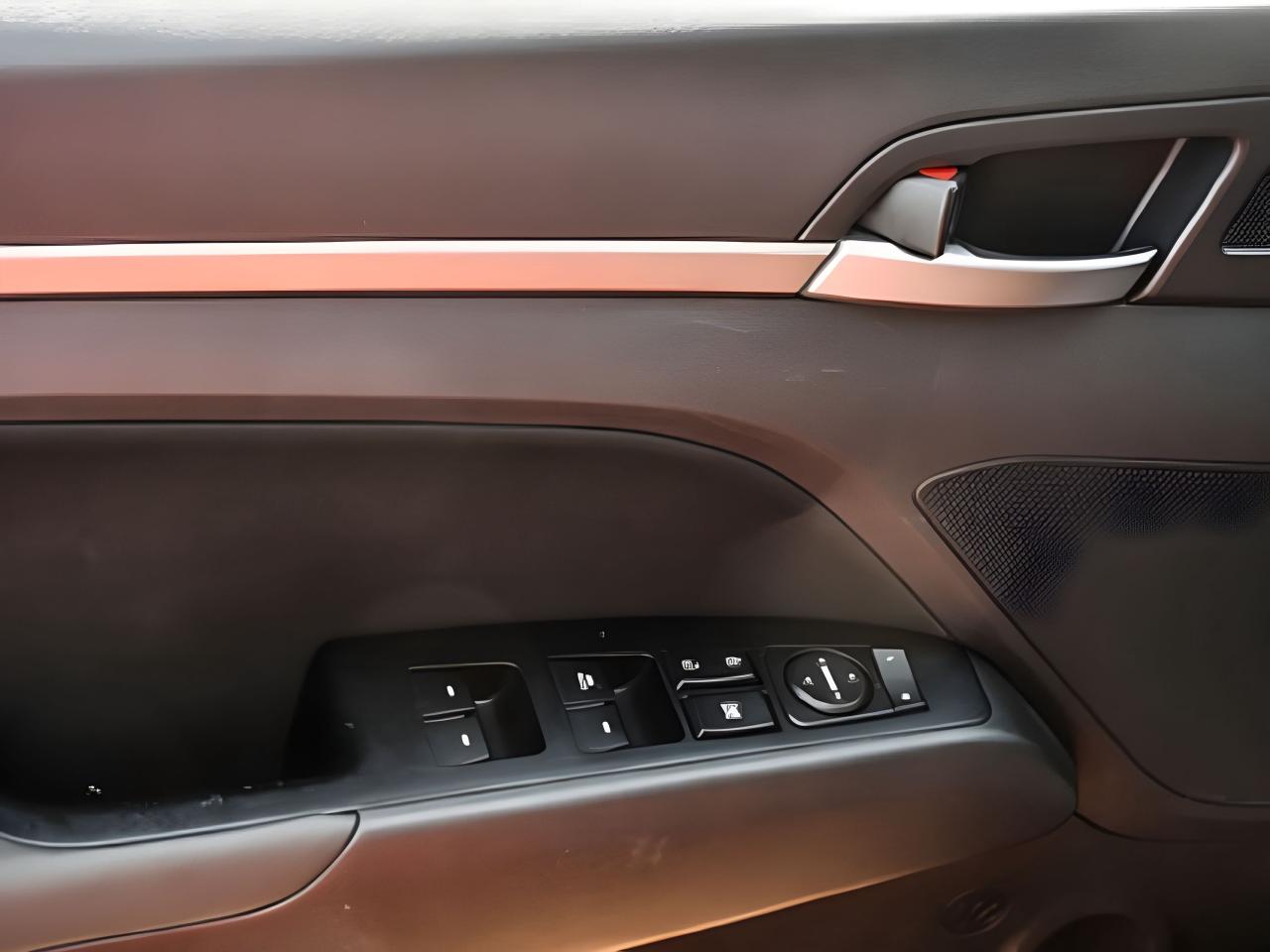 2018 Hyundai Elantra MINT CONDITION! LIKE NEW!  WE FINANCE ALL CREDIT Photo