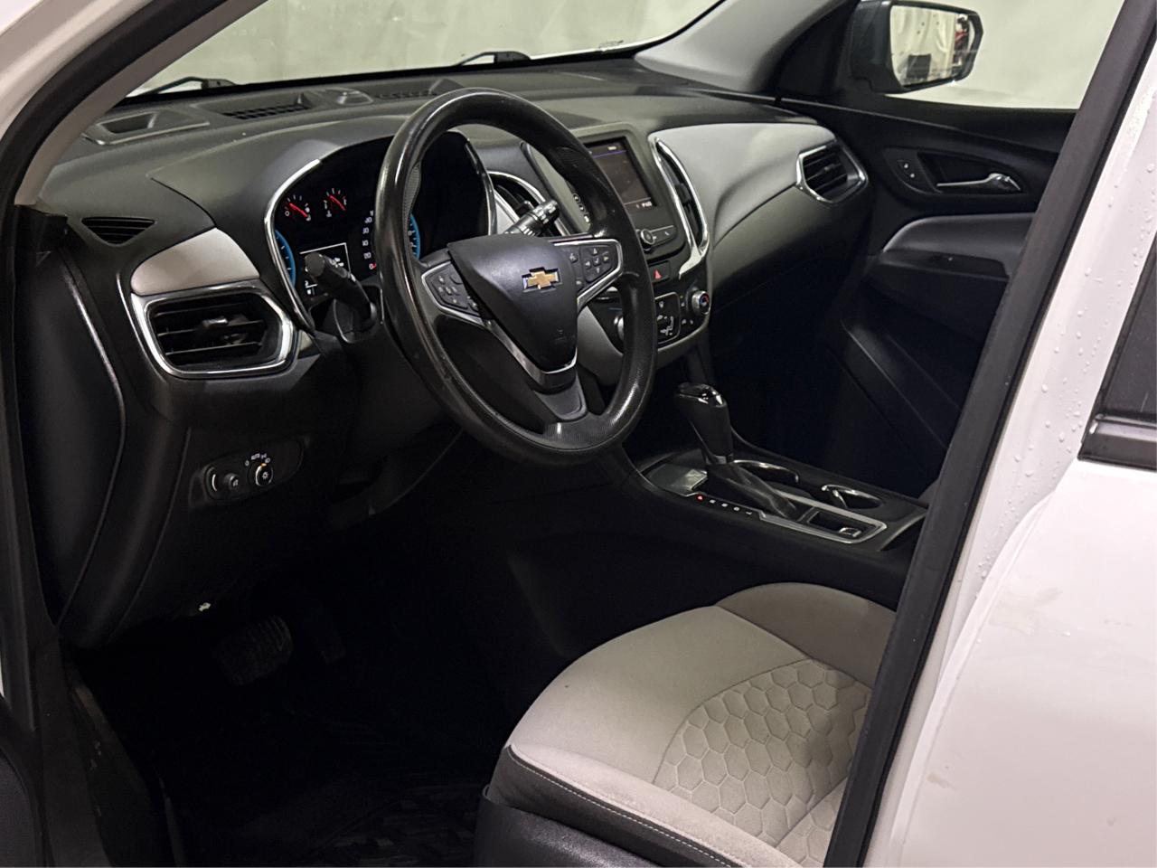 2020 Chevrolet Equinox LS MINT CONDITION POWER SEATS WE FINANCE ALL CREDT Photo