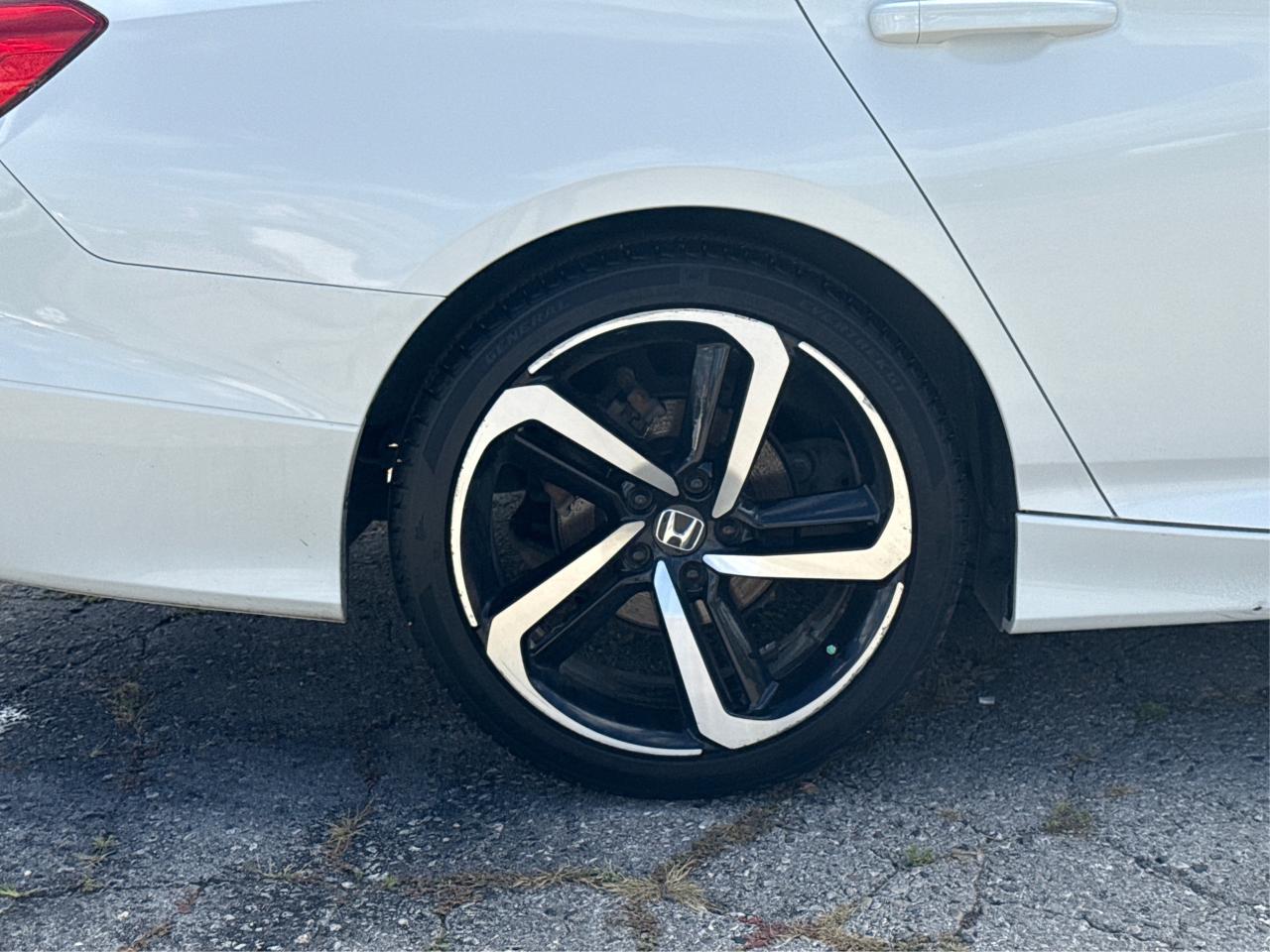 2018 Honda Accord Sedan LEATHER SUNROOF HEATED SEATS WE FINANCE ALL CREDIT Photo