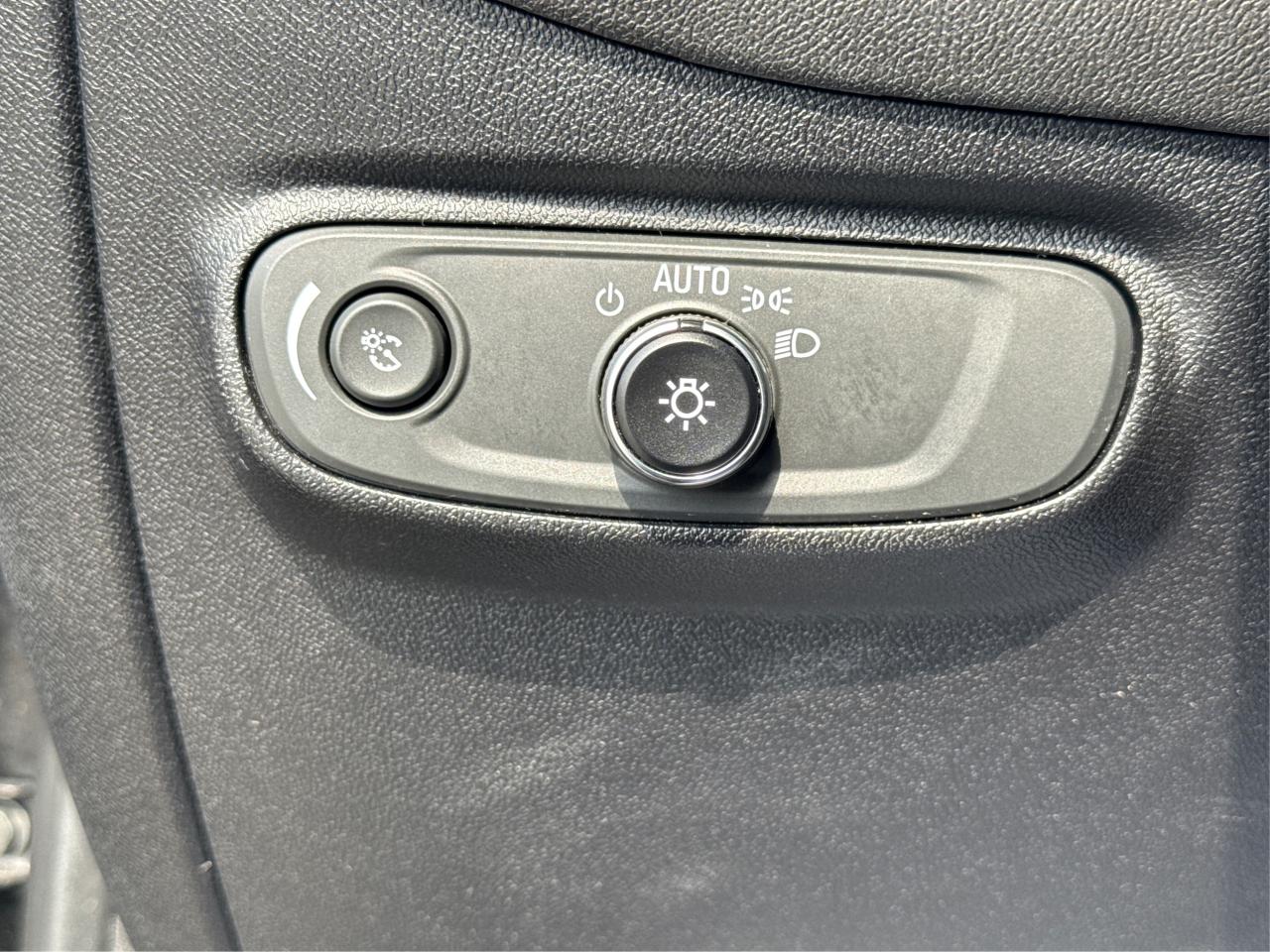 2019 Chevrolet Equinox NAV HEATED SEATS REAR CAM WE FINANCE ALL CREDIT! Photo